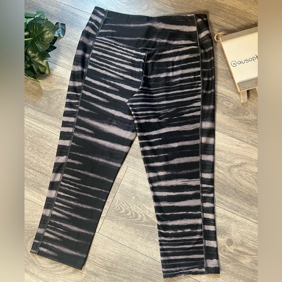 Nike Recycled Dri - Fit Black and Gray Tiger Stripe Capri Leggings. Size M - Picture 7 of 14